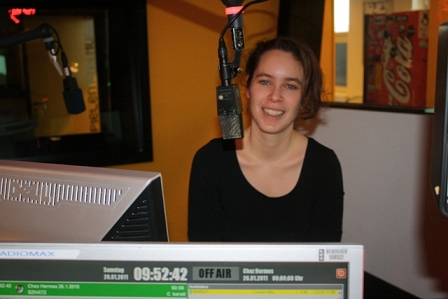 Marianne Schulze im FM4 Studio hinter Mikrophon und Bildschirm